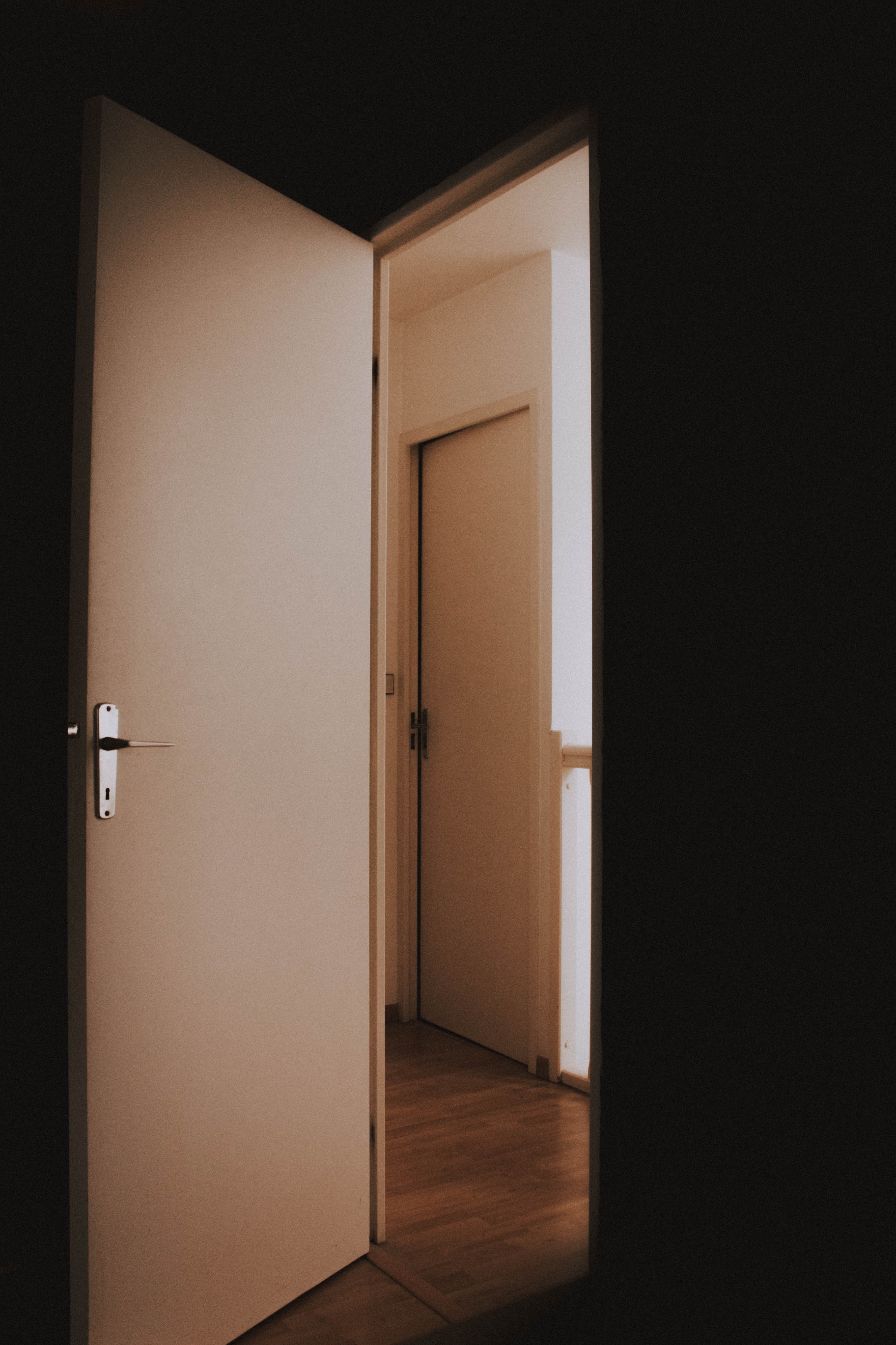 Montaż wewnętrznych drzwi – jak profesjonalnie zamontować drzwi w swoim domu